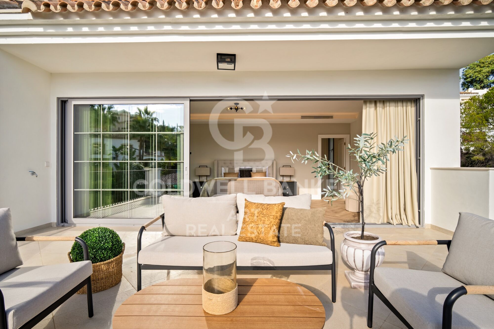 Elegante villa contemporánea situada en la exclusiva comunidad de Los Arqueros, Benahavís.