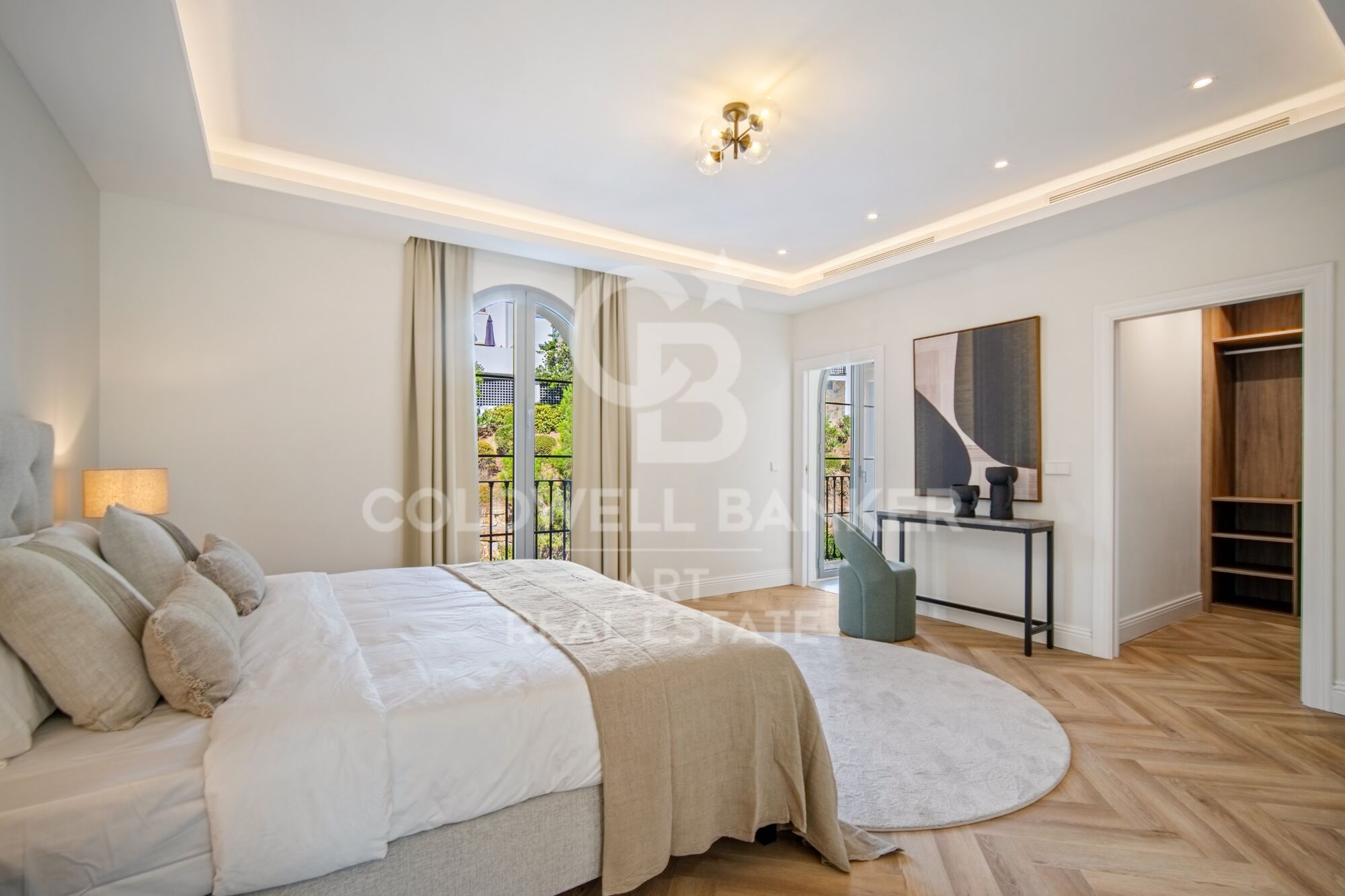 Elegante villa contemporánea situada en la exclusiva comunidad de Los Arqueros, Benahavís.