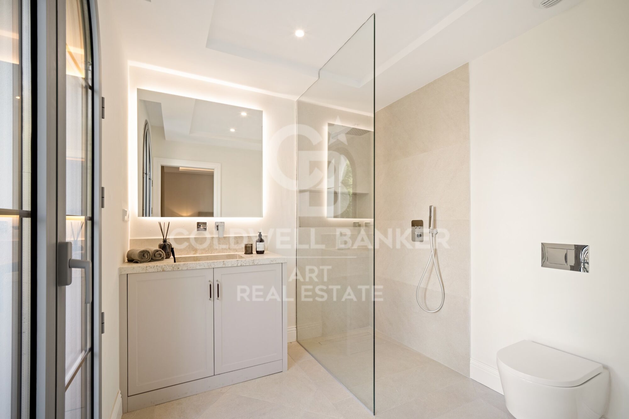 Elegante villa contemporánea situada en la exclusiva comunidad de Los Arqueros, Benahavís.