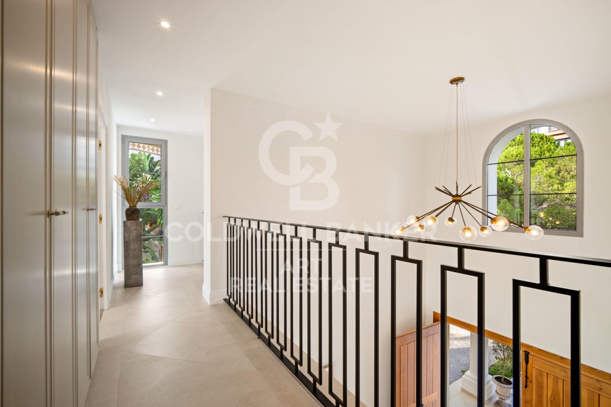 Elegante villa contemporánea situada en la exclusiva comunidad de Los Arqueros, Benahavís.