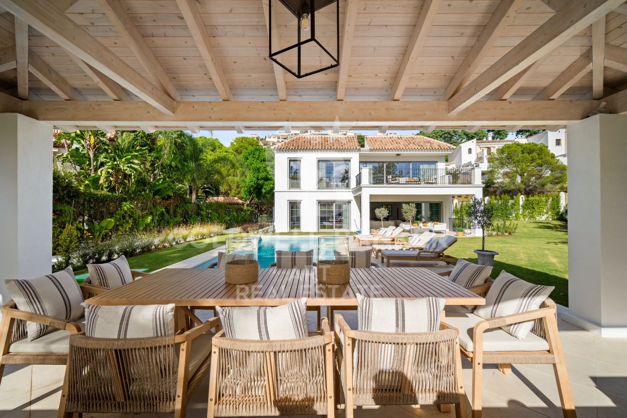 Elegante villa contemporánea situada en la exclusiva comunidad de Los Arqueros, Benahavís.