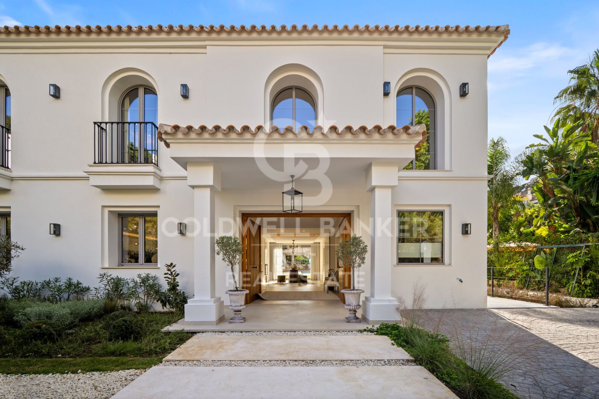 Elegante villa contemporánea situada en la exclusiva comunidad de Los Arqueros, Benahavís.