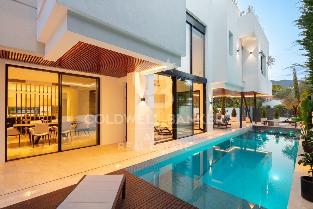 Villa excepcional junto al mar en la exclusiva Milla de Oro de Marbella