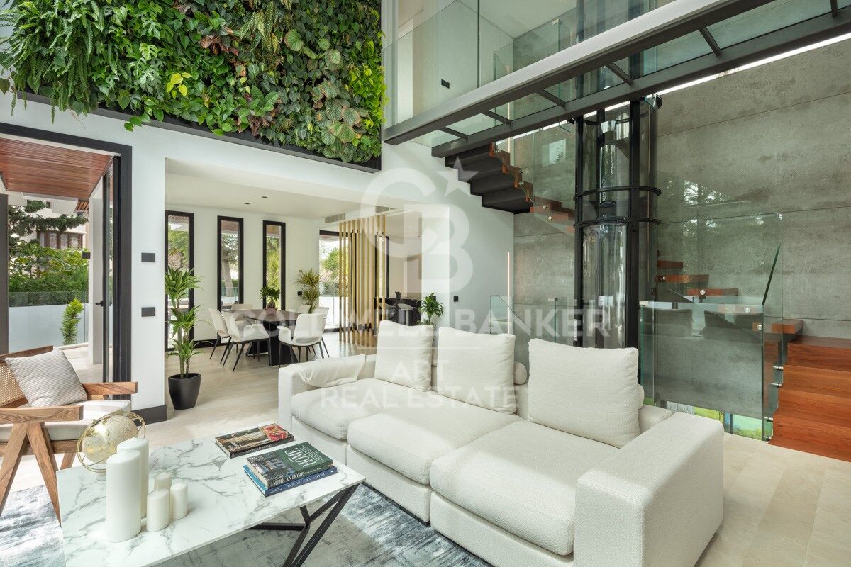 Villa excepcional junto al mar en la exclusiva Milla de Oro de Marbella