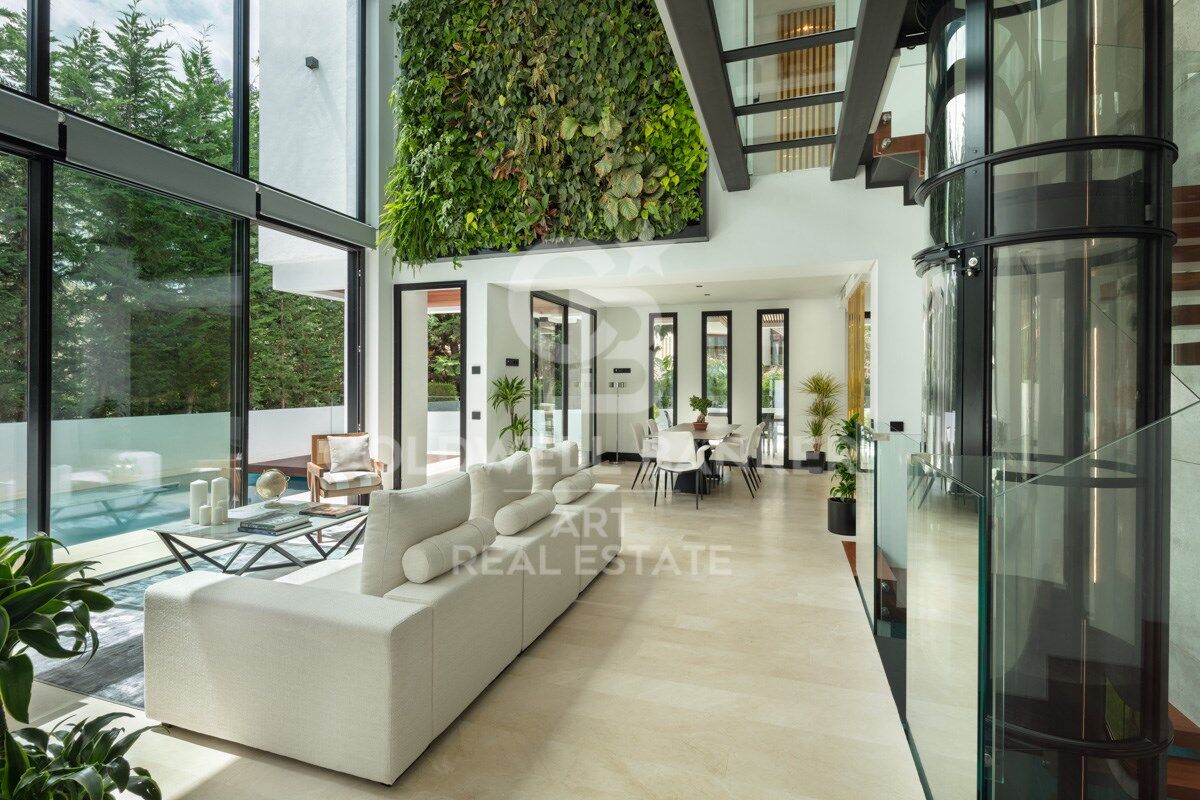 Villa excepcional junto al mar en la exclusiva Milla de Oro de Marbella
