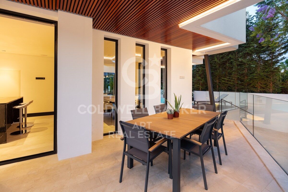 Villa excepcional junto al mar en la exclusiva Milla de Oro de Marbella