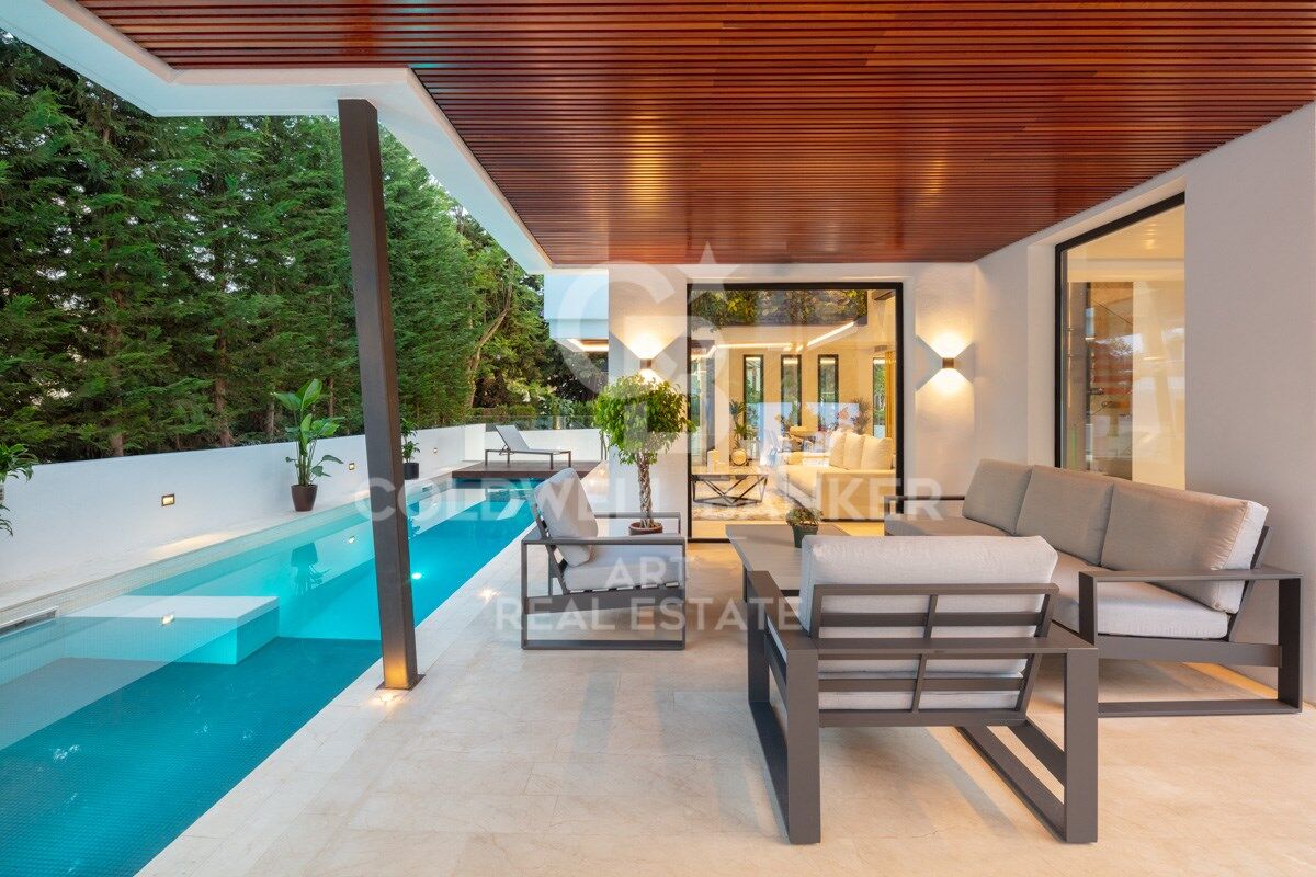 Villa excepcional junto al mar en la exclusiva Milla de Oro de Marbella