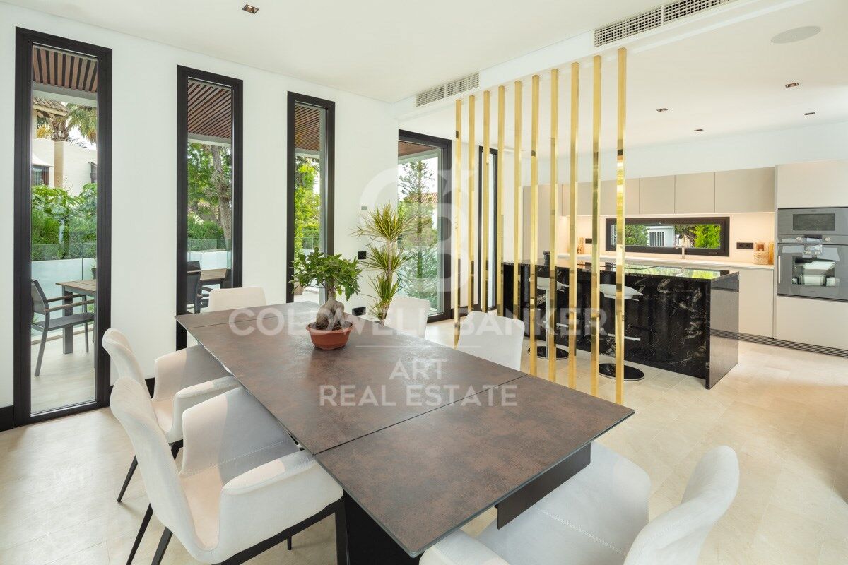 Villa excepcional junto al mar en la exclusiva Milla de Oro de Marbella