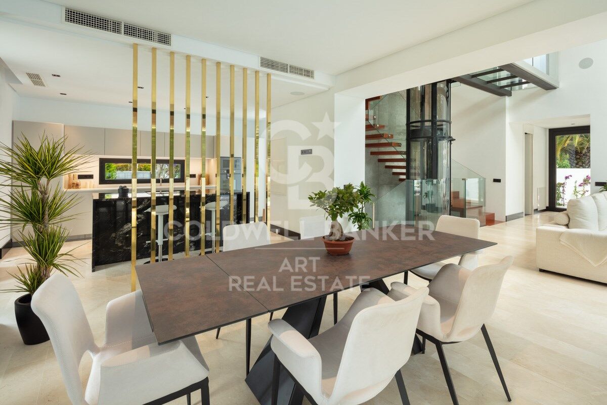 Villa excepcional junto al mar en la exclusiva Milla de Oro de Marbella