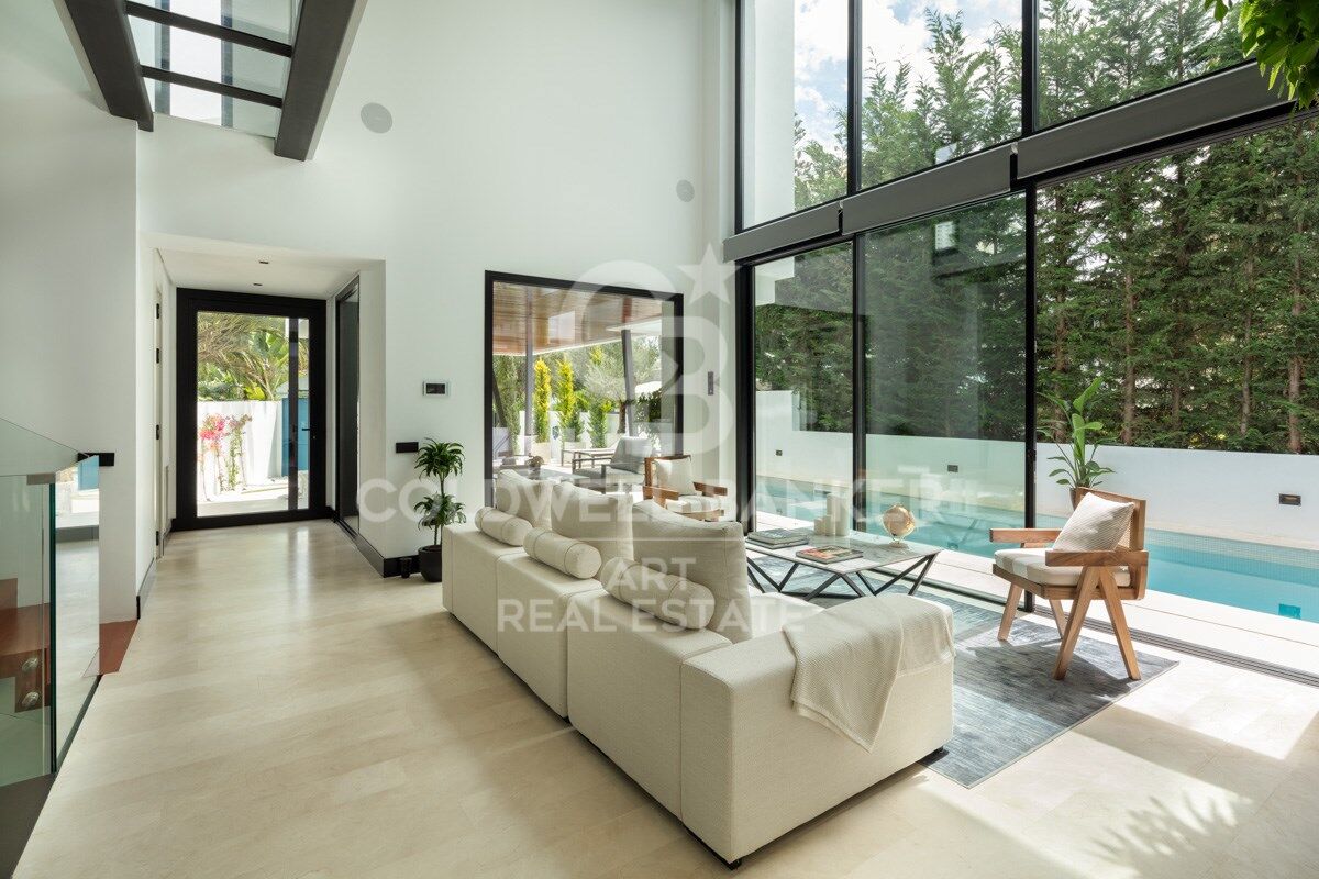 Villa excepcional junto al mar en la exclusiva Milla de Oro de Marbella