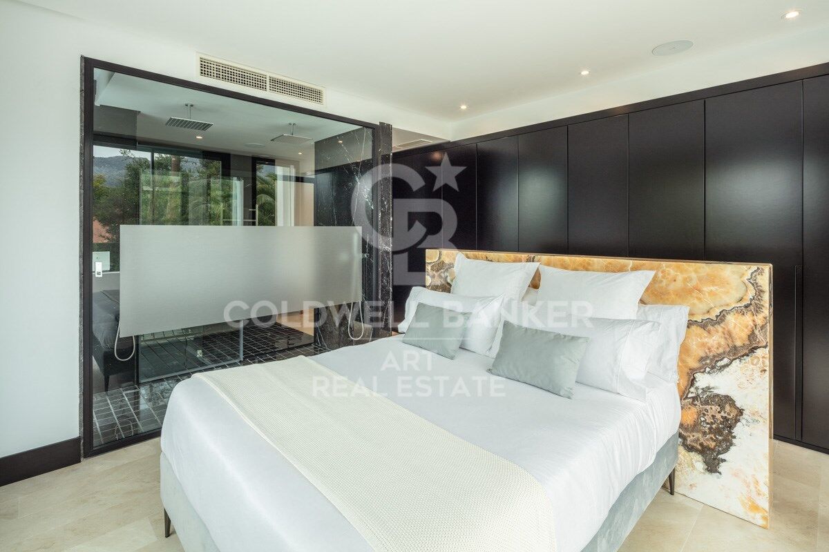 Villa excepcional junto al mar en la exclusiva Milla de Oro de Marbella