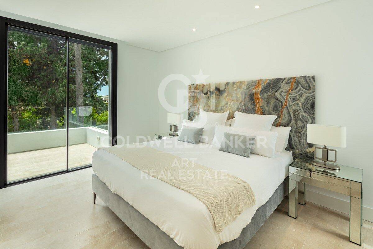 Villa excepcional junto al mar en la exclusiva Milla de Oro de Marbella