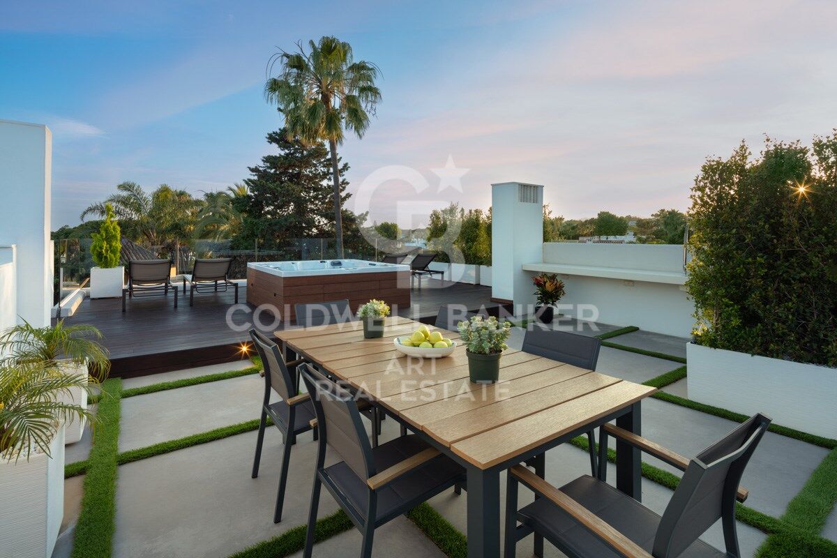 Villa excepcional junto al mar en la exclusiva Milla de Oro de Marbella