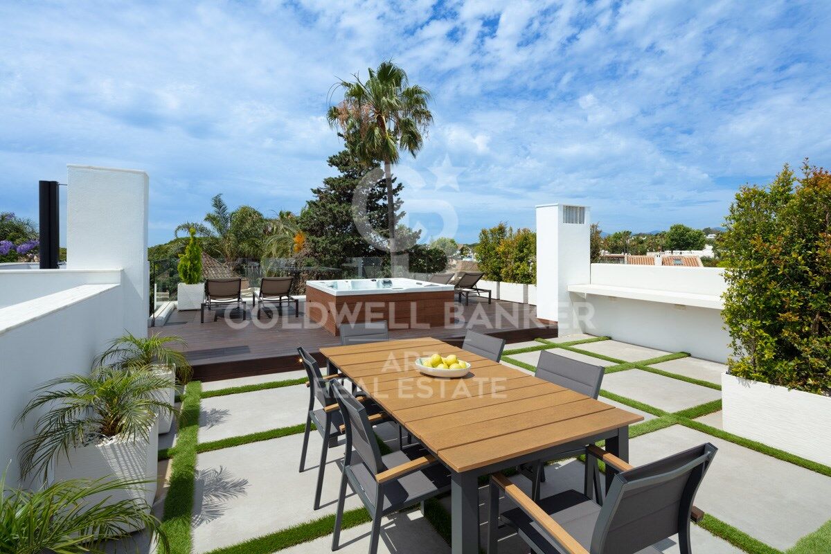 Villa excepcional junto al mar en la exclusiva Milla de Oro de Marbella