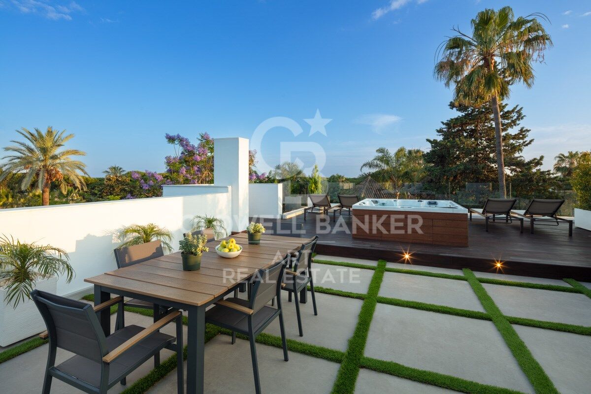 Villa excepcional junto al mar en la exclusiva Milla de Oro de Marbella