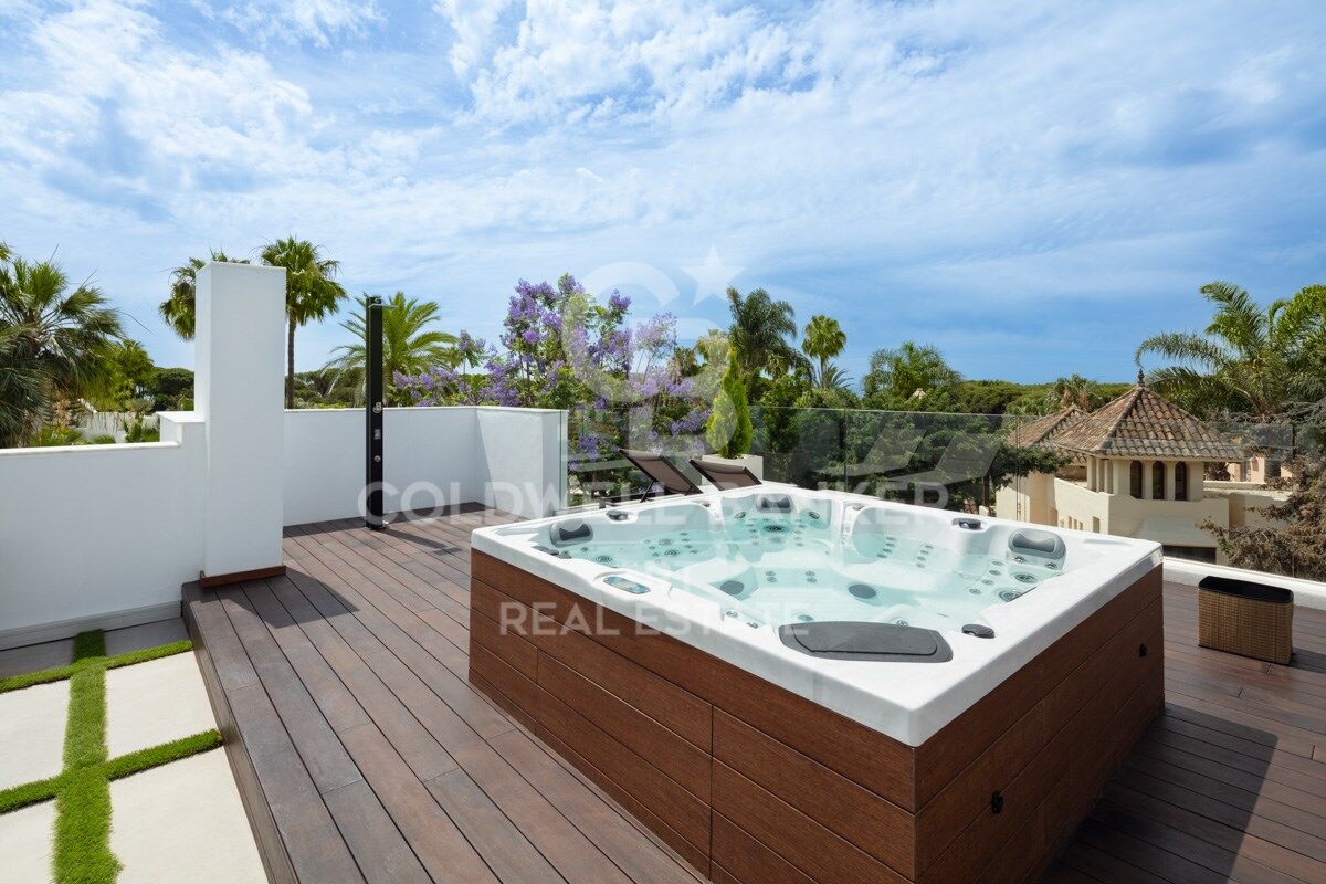 Villa excepcional junto al mar en la exclusiva Milla de Oro de Marbella