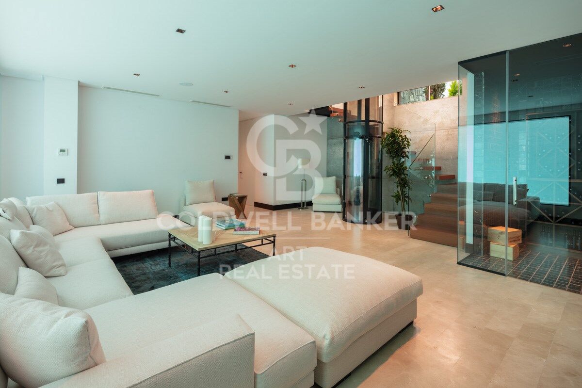 Villa excepcional junto al mar en la exclusiva Milla de Oro de Marbella