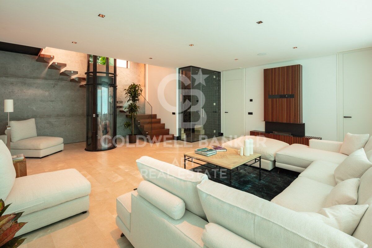 Villa excepcional junto al mar en la exclusiva Milla de Oro de Marbella