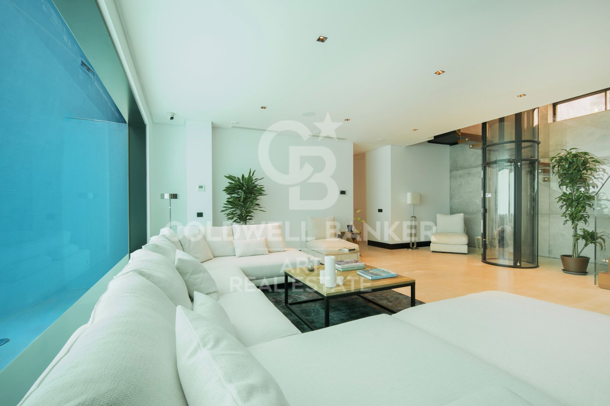 Villa excepcional junto al mar en la exclusiva Milla de Oro de Marbella