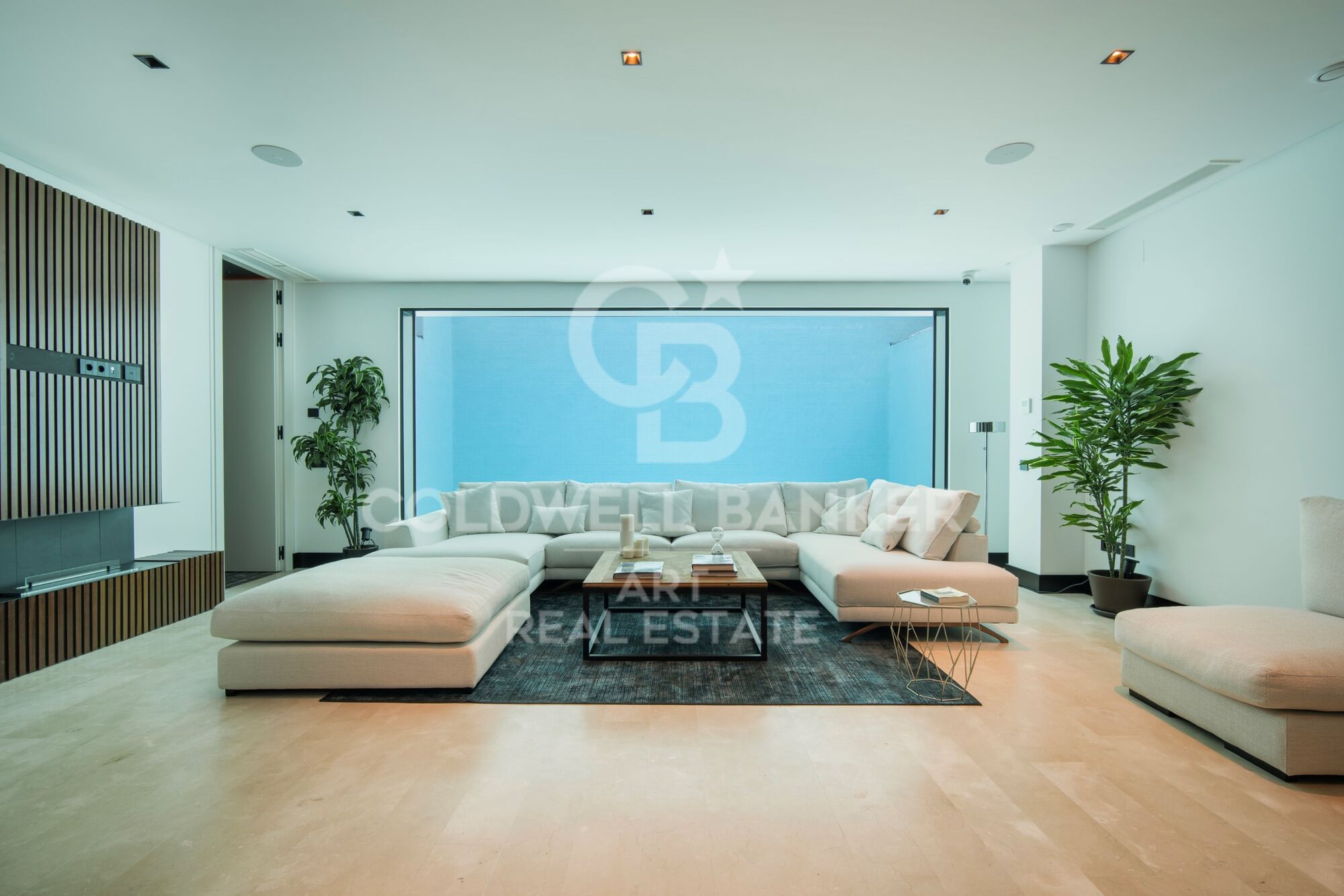 Villa excepcional junto al mar en la exclusiva Milla de Oro de Marbella