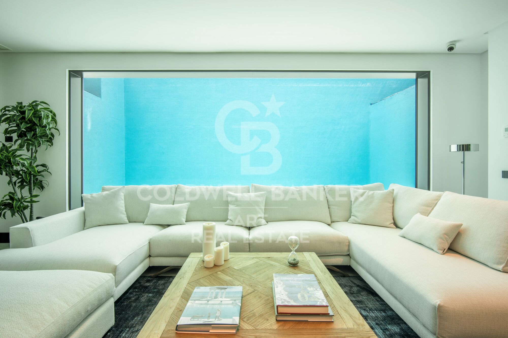 Villa excepcional junto al mar en la exclusiva Milla de Oro de Marbella
