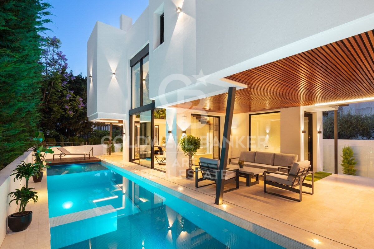 Villa excepcional junto al mar en la exclusiva Milla de Oro de Marbella