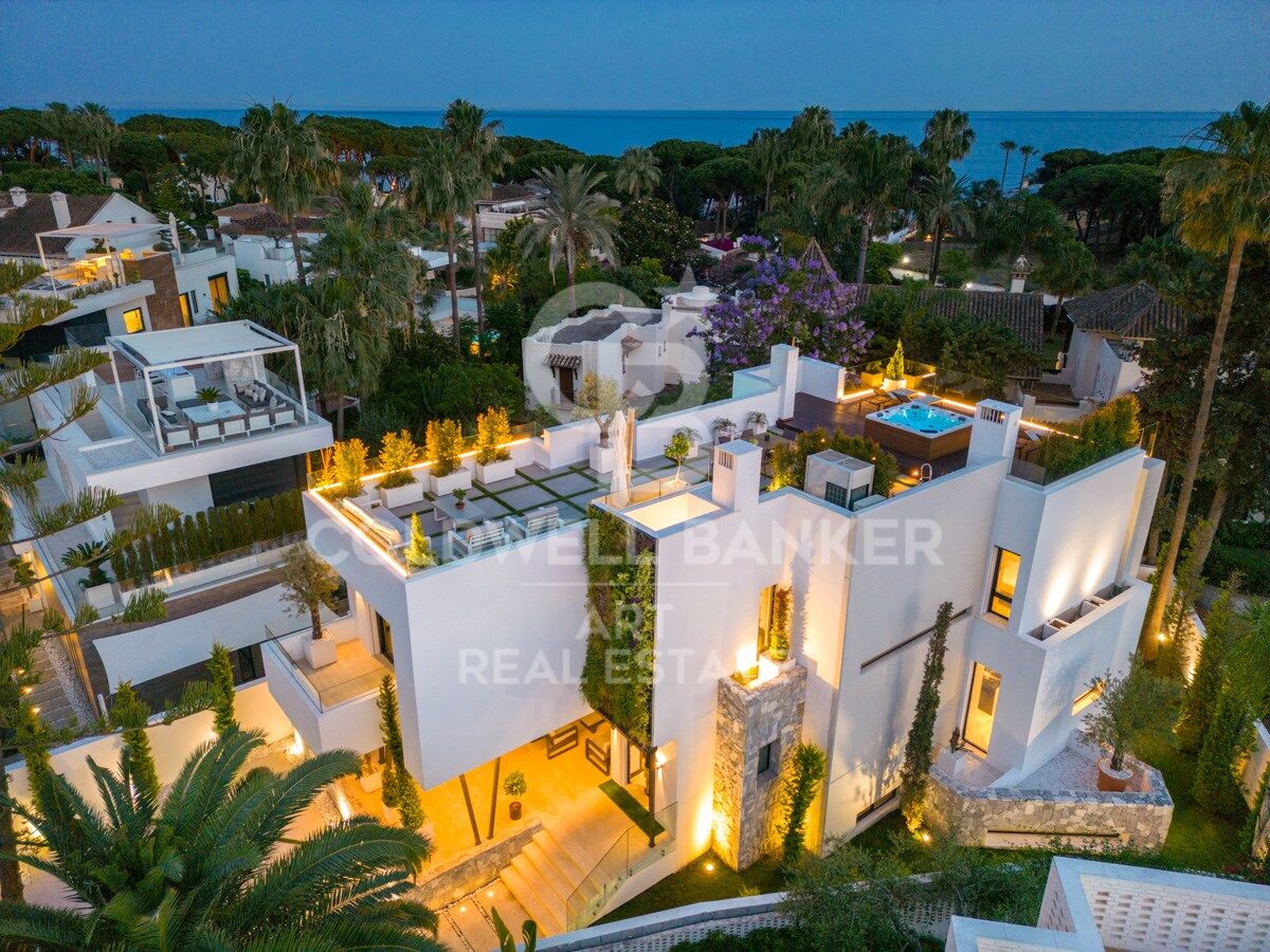 Villa excepcional junto al mar en la exclusiva Milla de Oro de Marbella