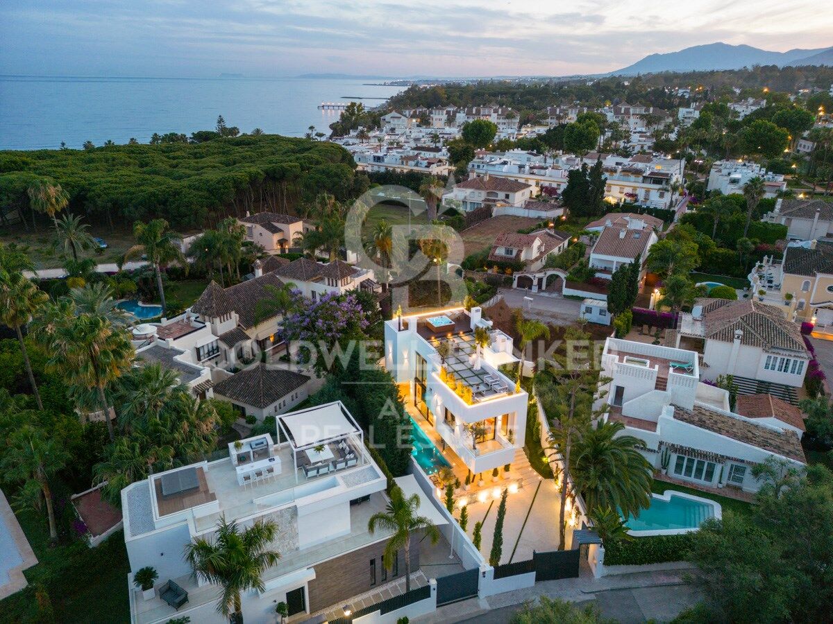 Villa excepcional junto al mar en la exclusiva Milla de Oro de Marbella