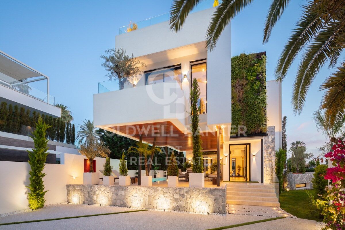 Exceptional villa by the sea in the exclusive Golden Mile of Marbella