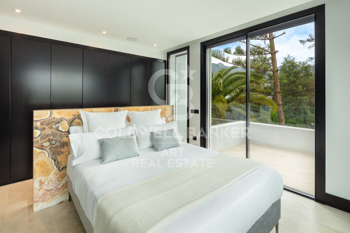 Exceptional villa by the sea in the exclusive Golden Mile of Marbella