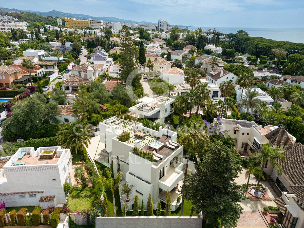 Exceptional villa by the sea in the exclusive Golden Mile of Marbella