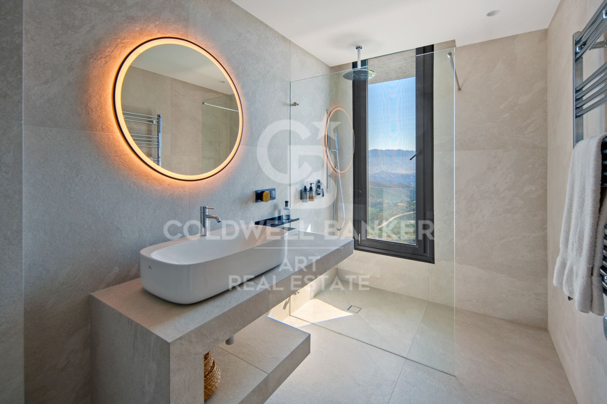 Spectaculaire villa sur plan, située dans l'enclave exclusive de La Mairena, Marbella