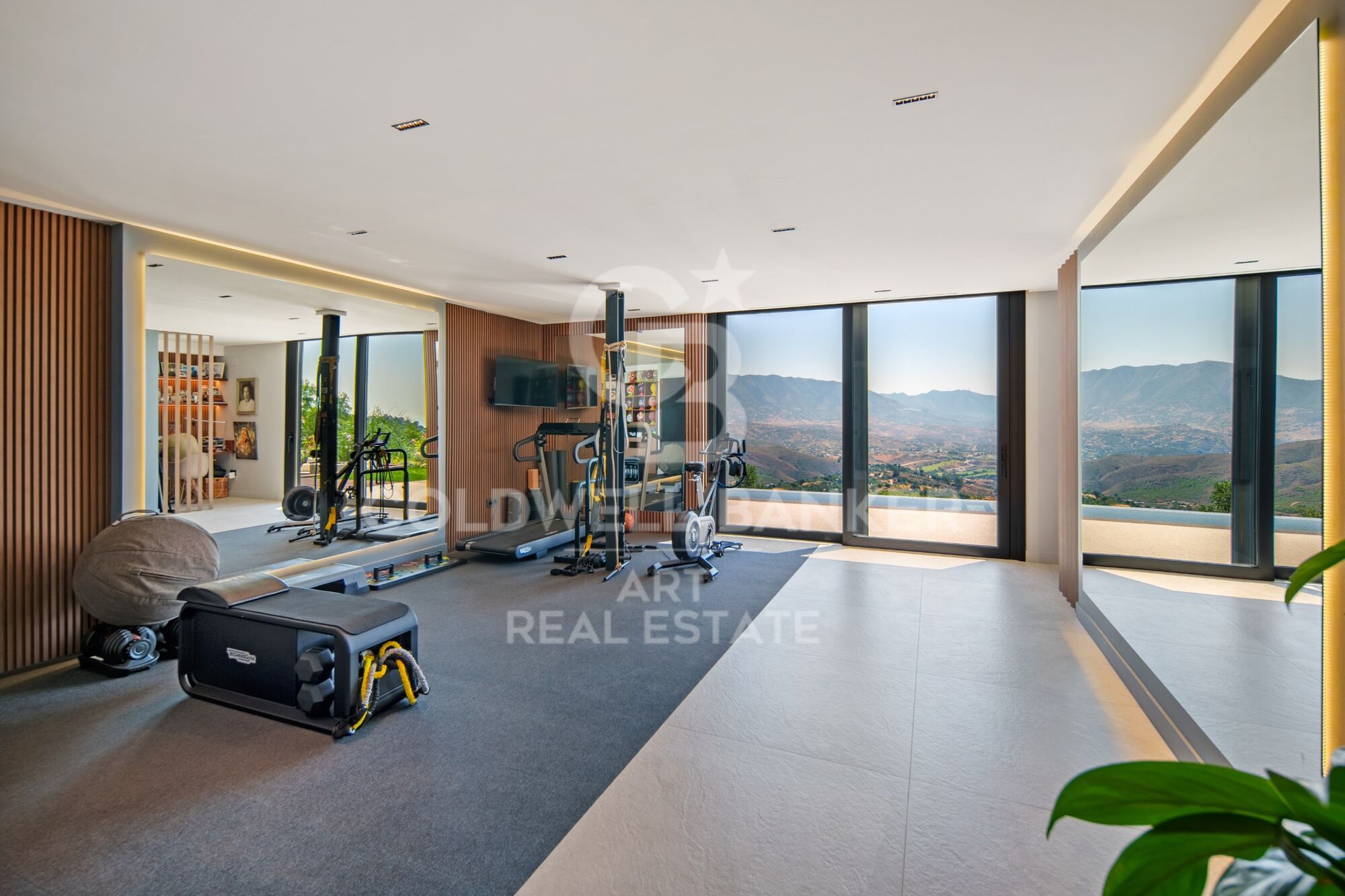 Spectaculaire villa sur plan, située dans l'enclave exclusive de La Mairena, Marbella