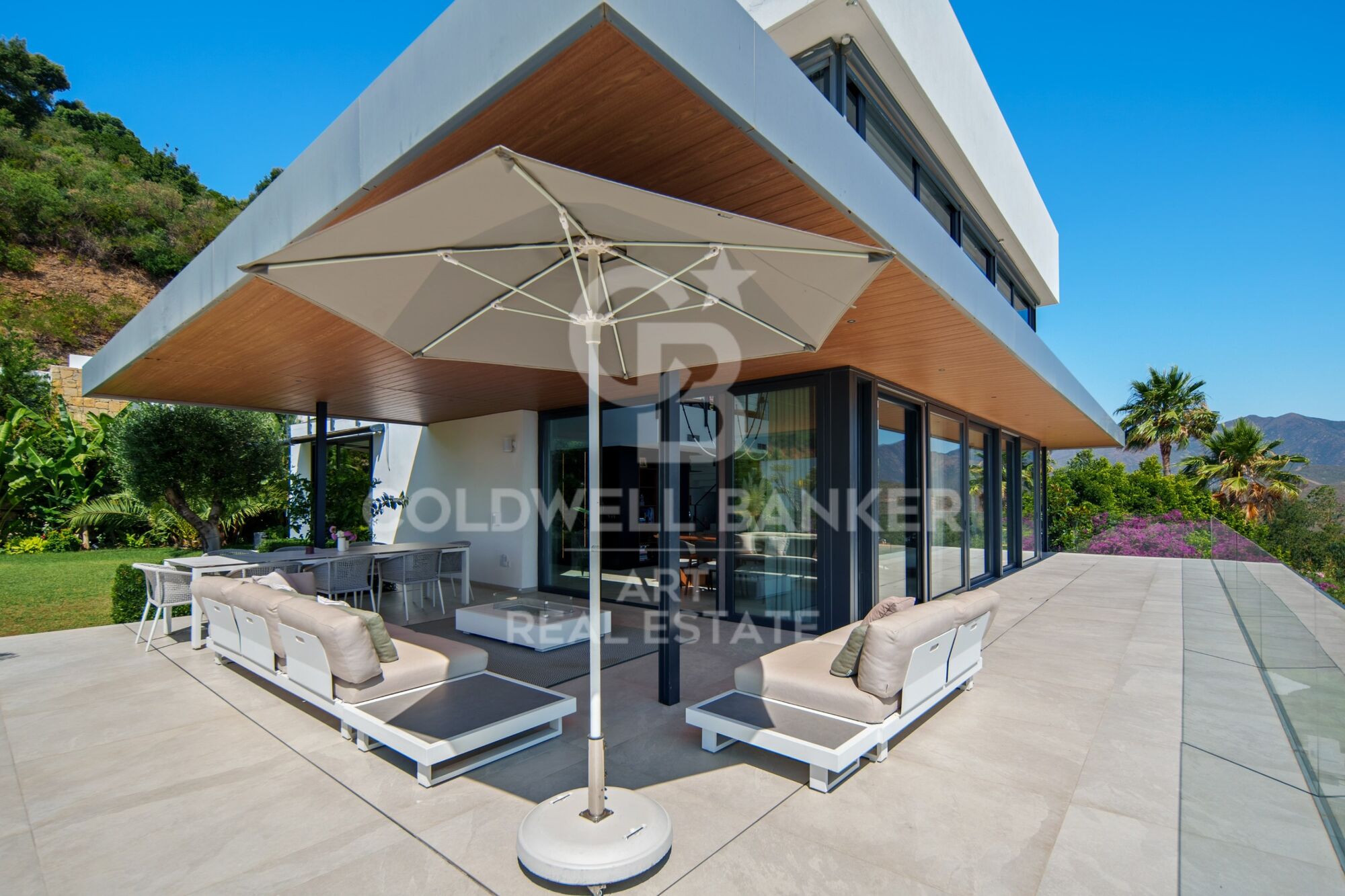 Spectaculaire villa sur plan, située dans l'enclave exclusive de La Mairena, Marbella