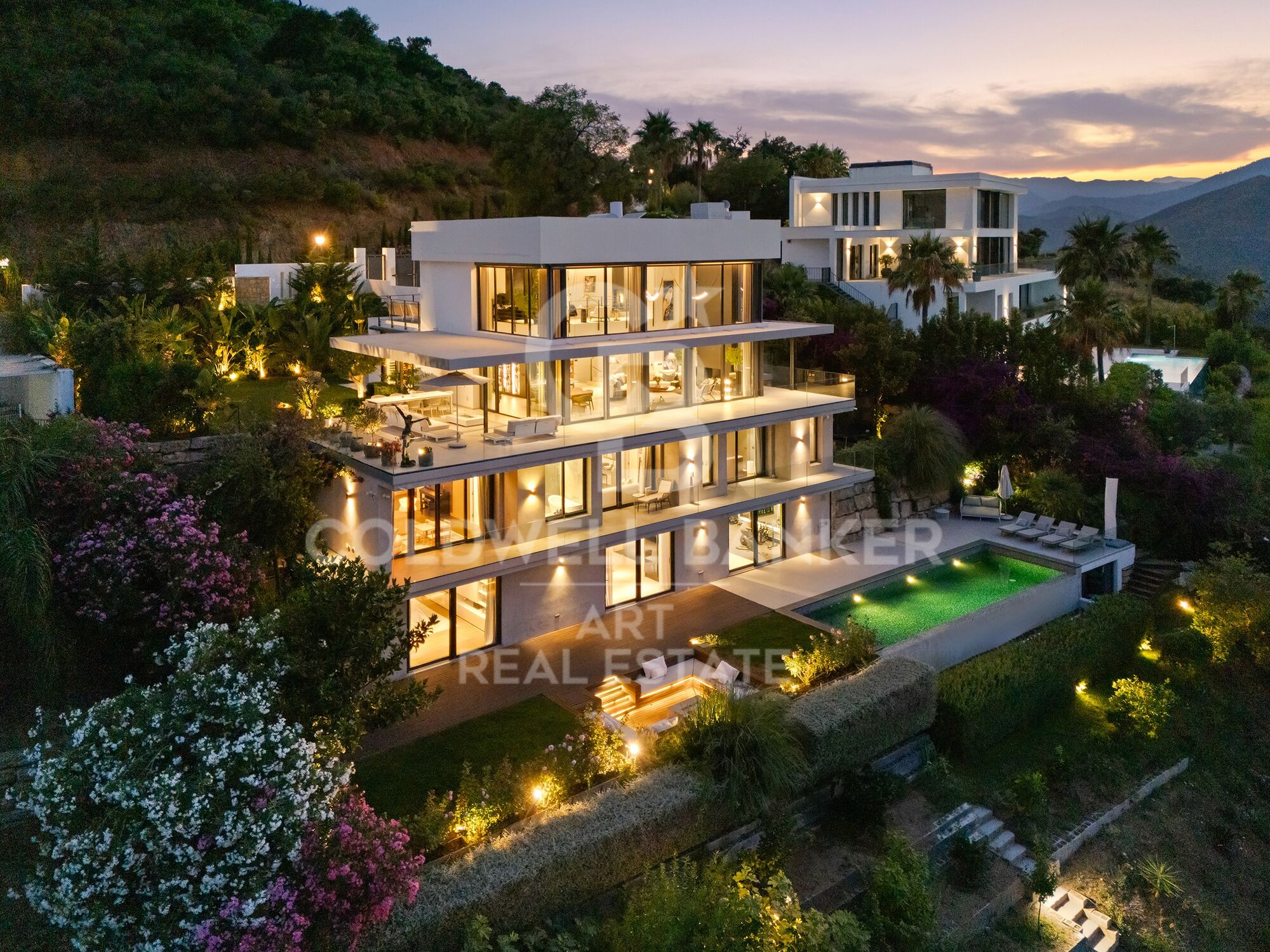 Spectaculaire villa sur plan, située dans l'enclave exclusive de La Mairena, Marbella