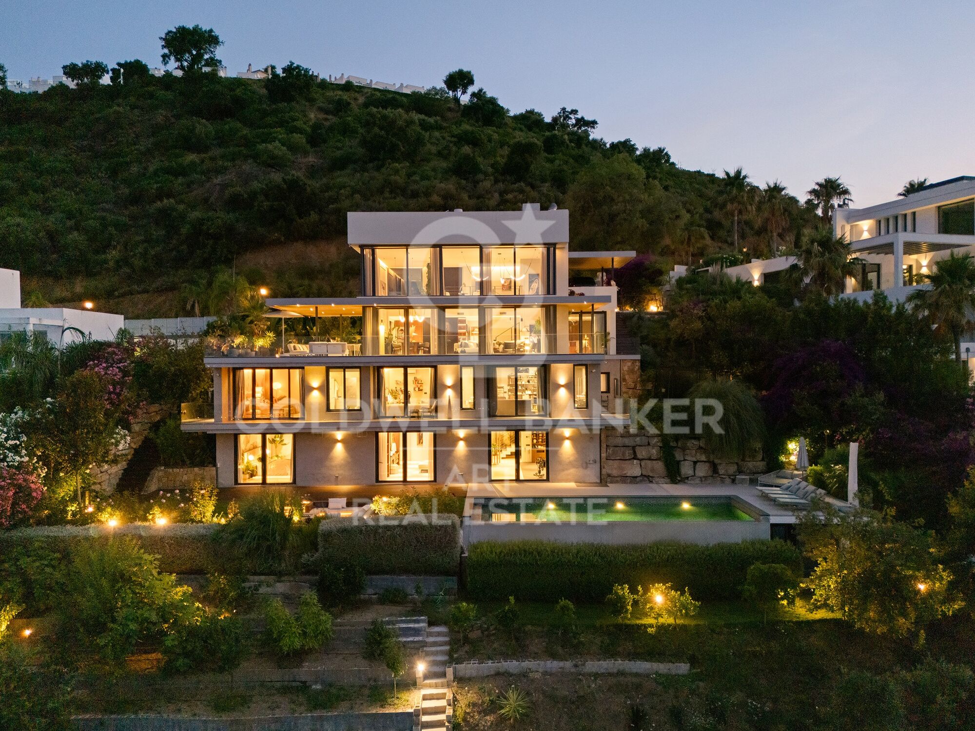 Spectaculaire villa sur plan, située dans l'enclave exclusive de La Mairena, Marbella