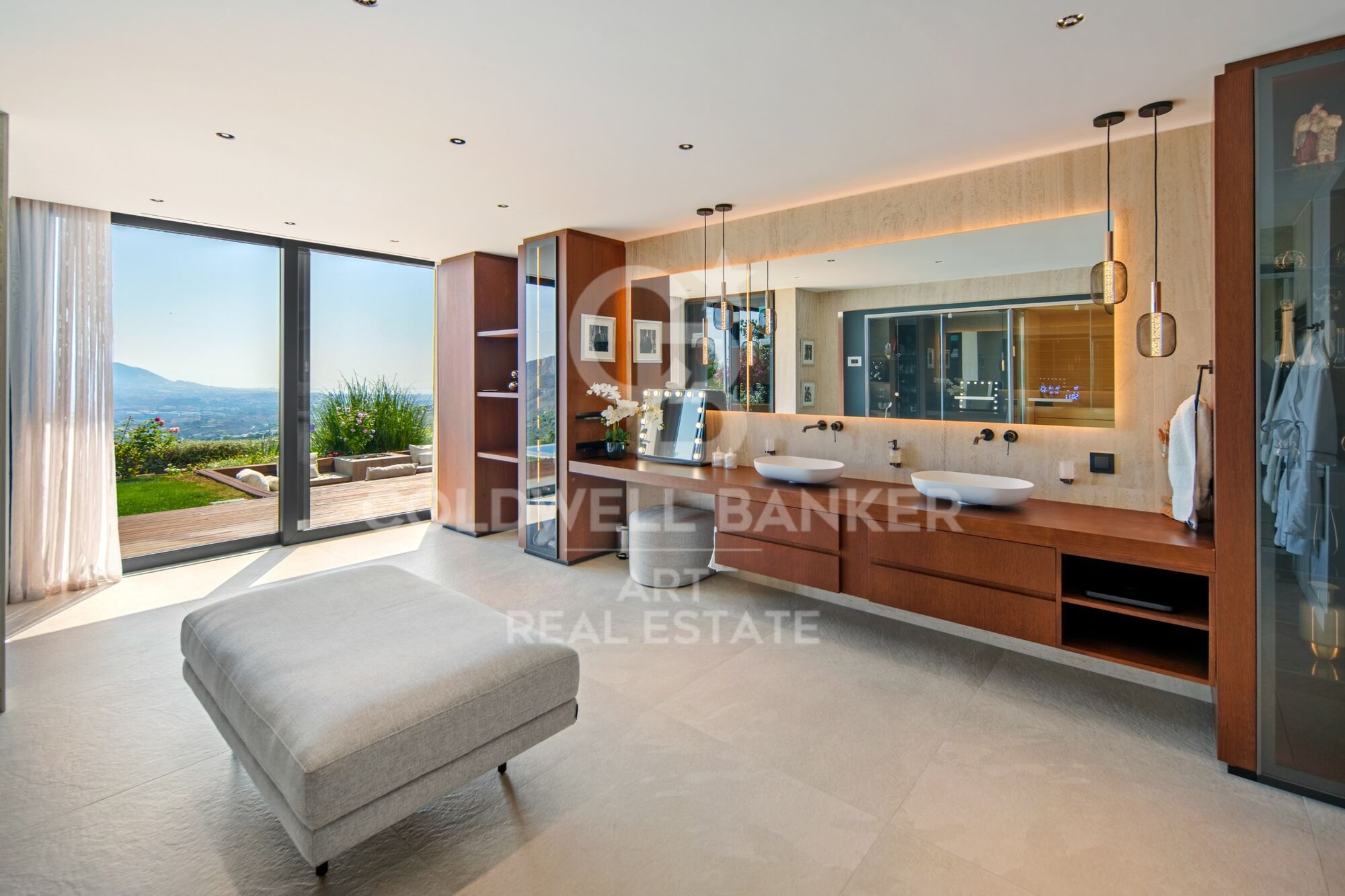 Spectaculaire villa sur plan, située dans l'enclave exclusive de La Mairena, Marbella