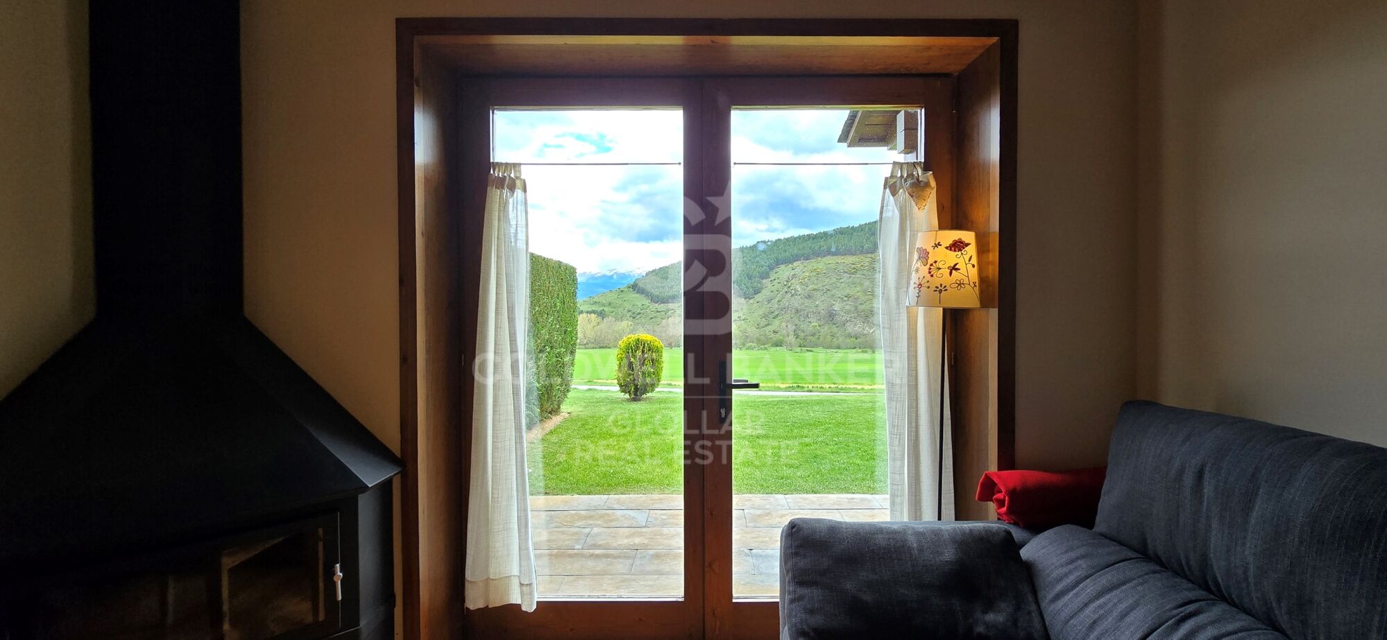 Maison d'angle avec jardin et vue à Estavar