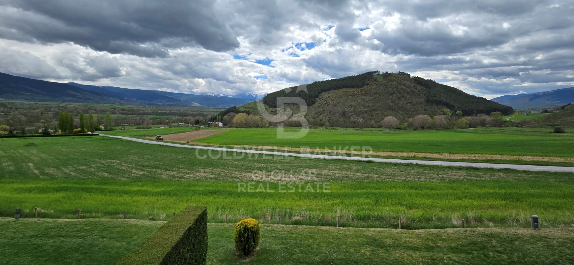 Maison d'angle avec jardin et vue à Estavar