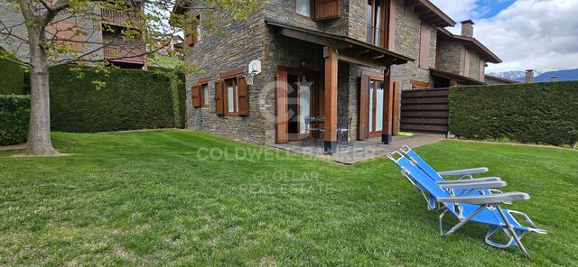Corner house with garden and views in Estavar