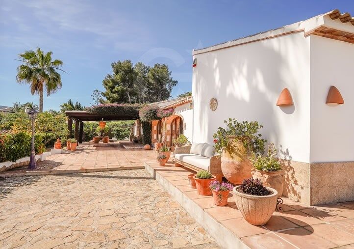 Magnifica Villa de estilo ibicenco con casa de invitados en La Lluca, Jávea