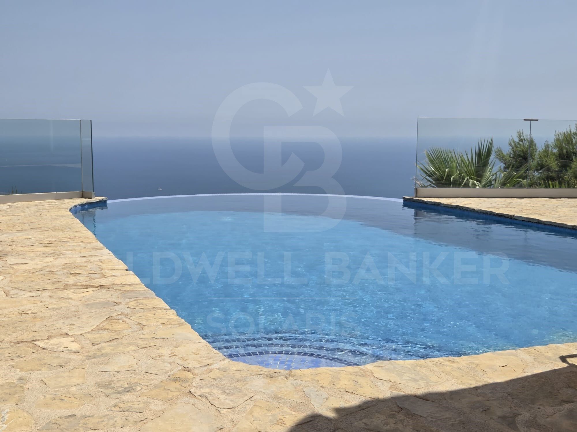 Exclusiva villa con espectaculares vistas al mar, piscina infinity y orientación sureste