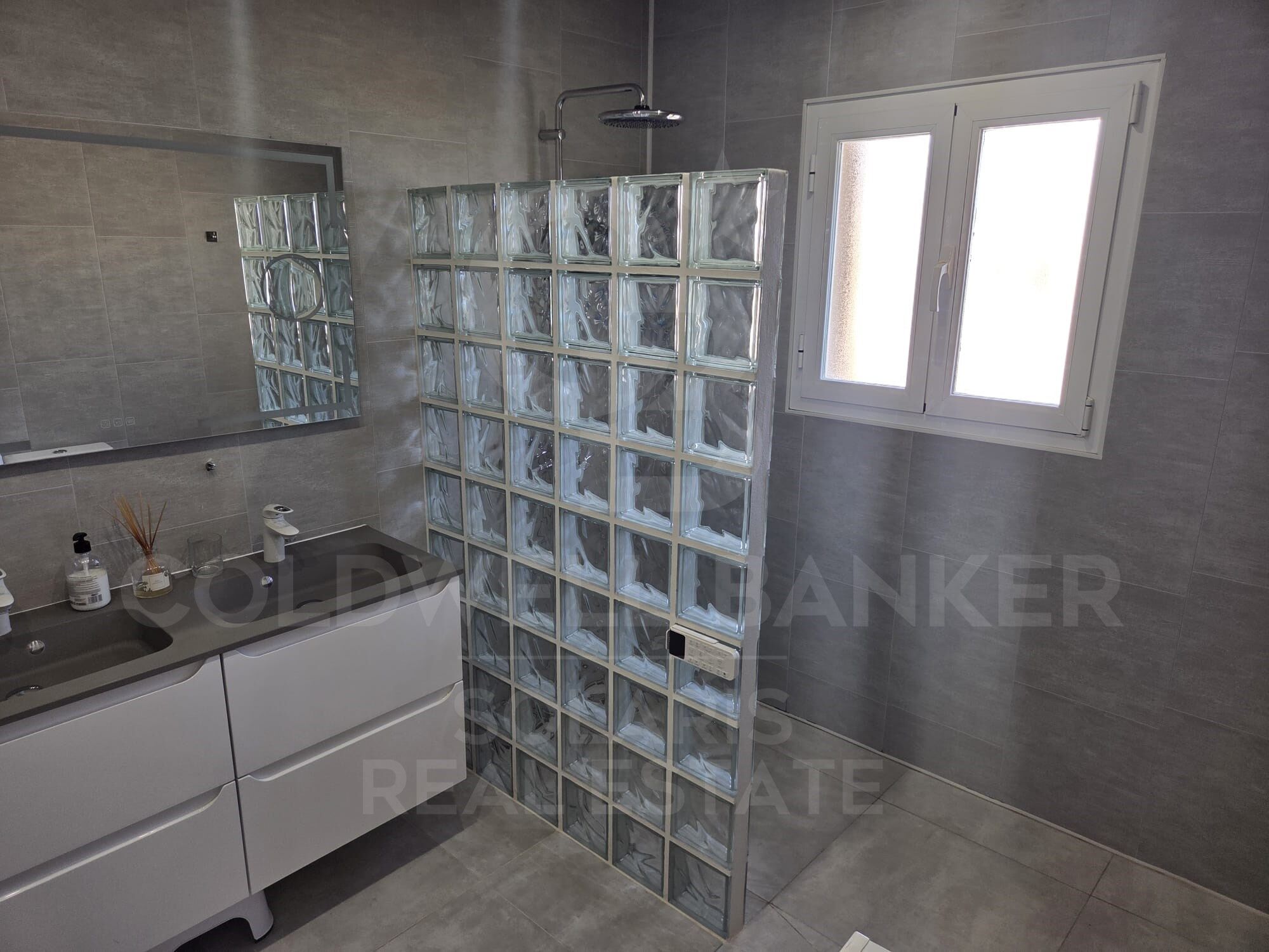 Exclusiva villa con espectaculares vistas al mar, piscina infinity y orientación sureste
