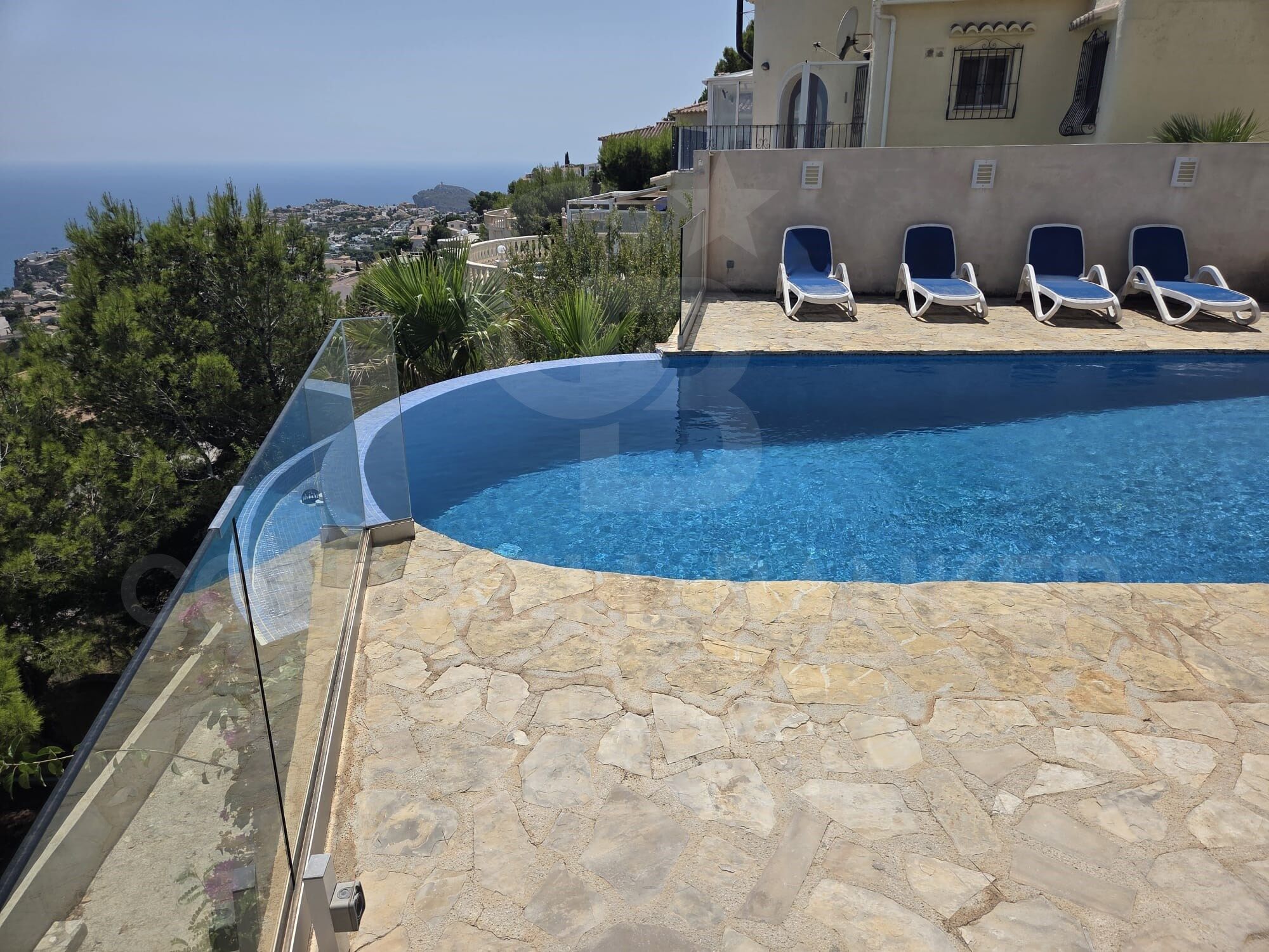 Exclusiva villa con espectaculares vistas al mar, piscina infinity y orientación sureste