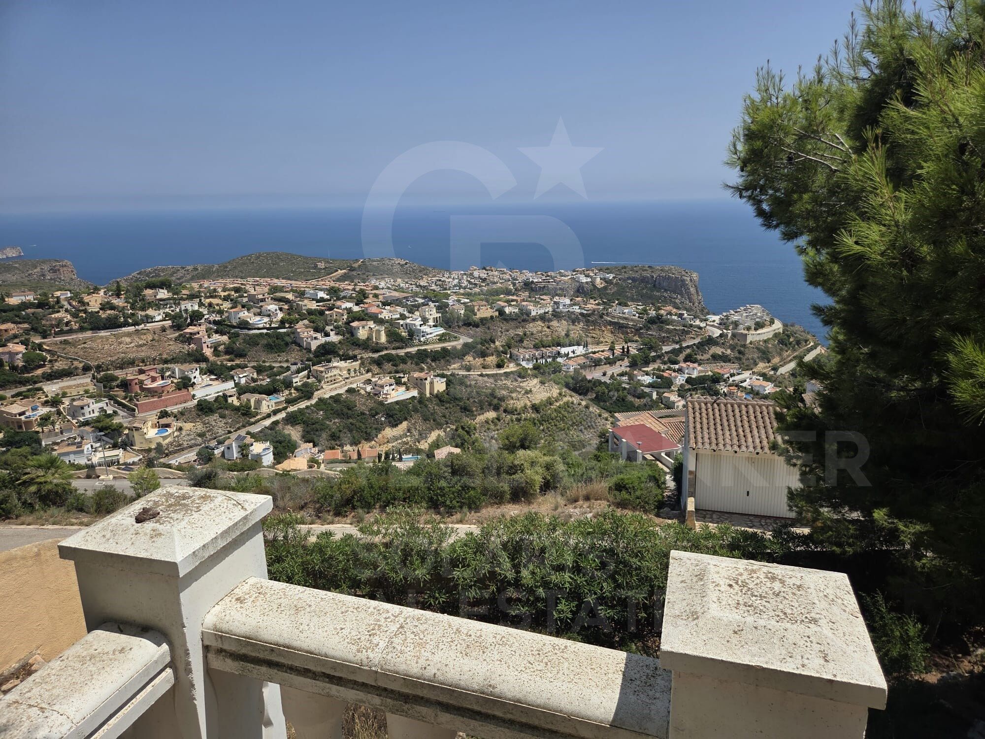 Exclusiva villa con espectaculares vistas al mar, piscina infinity y orientación sureste