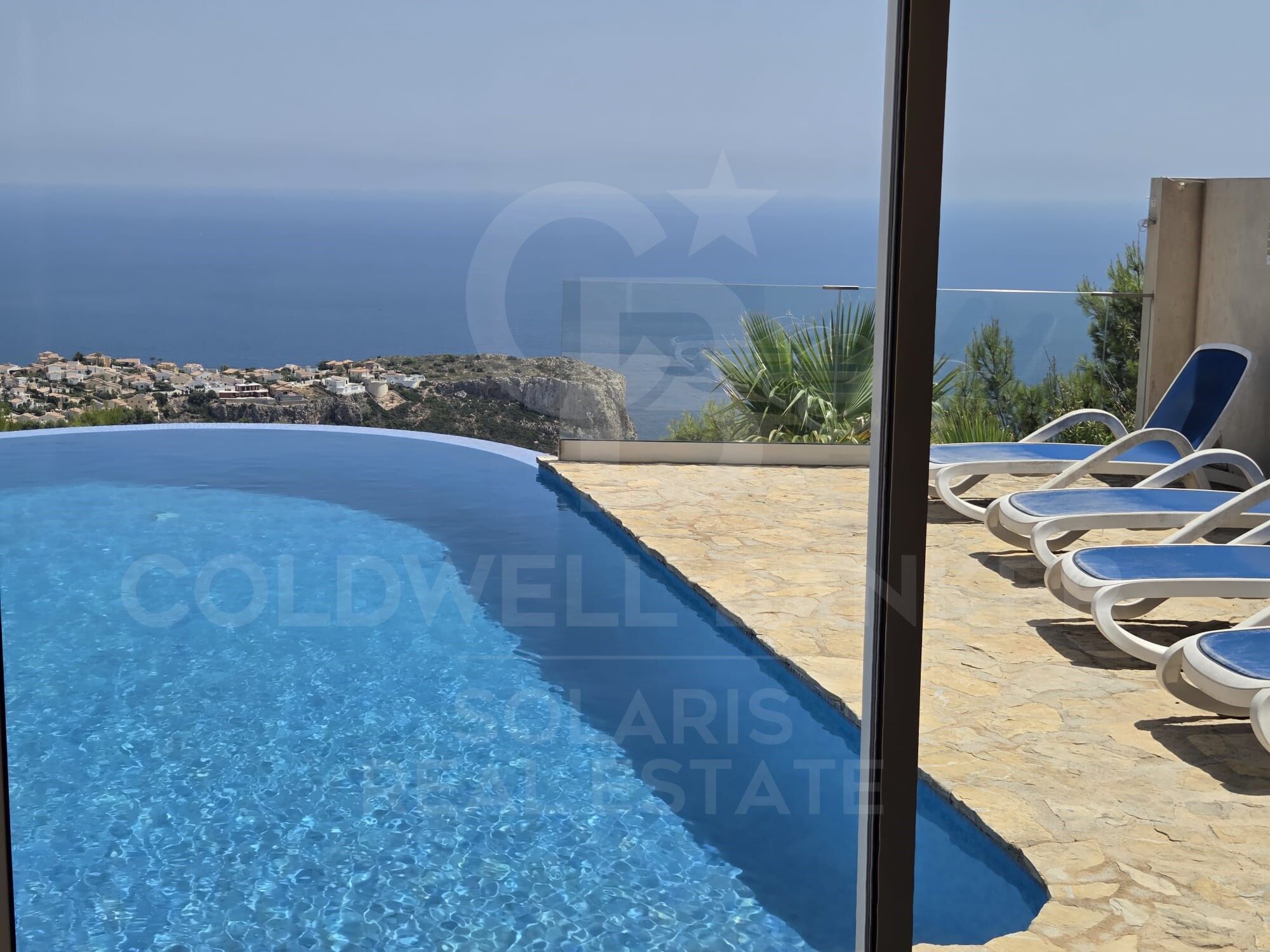 Exclusiva villa con espectaculares vistas al mar, piscina infinity y orientación sureste