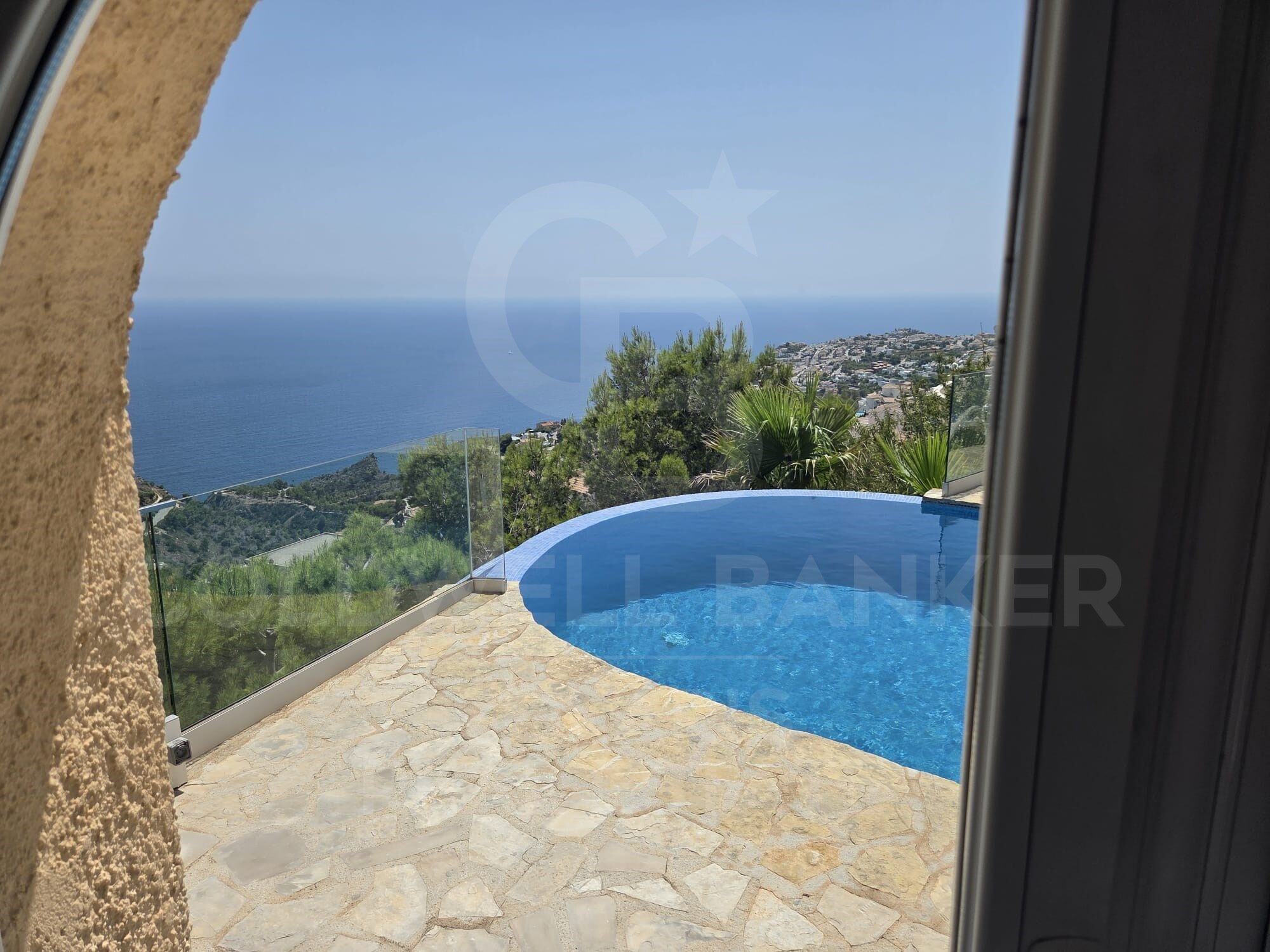 Exclusiva villa con espectaculares vistas al mar, piscina infinity y orientación sureste