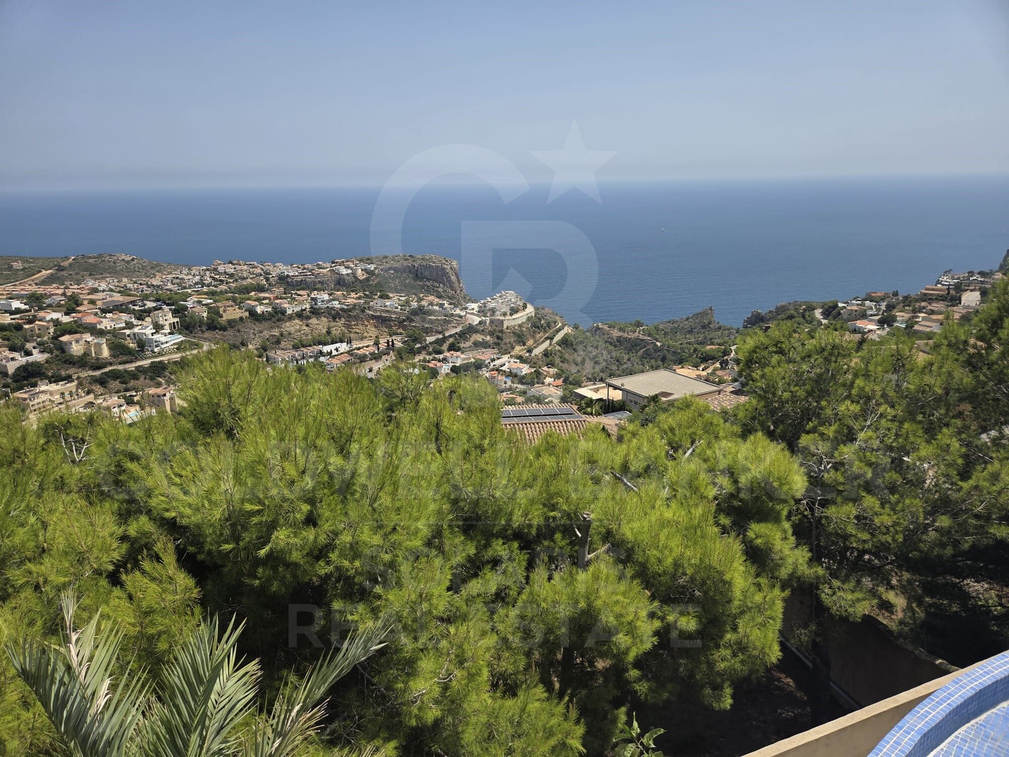 Exclusiva villa con espectaculares vistas al mar, piscina infinity y orientación sureste