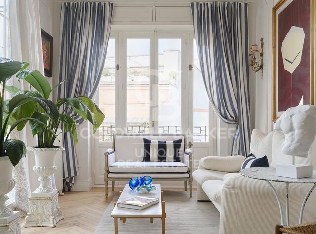 Penthouse rénové de 2 chambres avec terrasse à Justicia