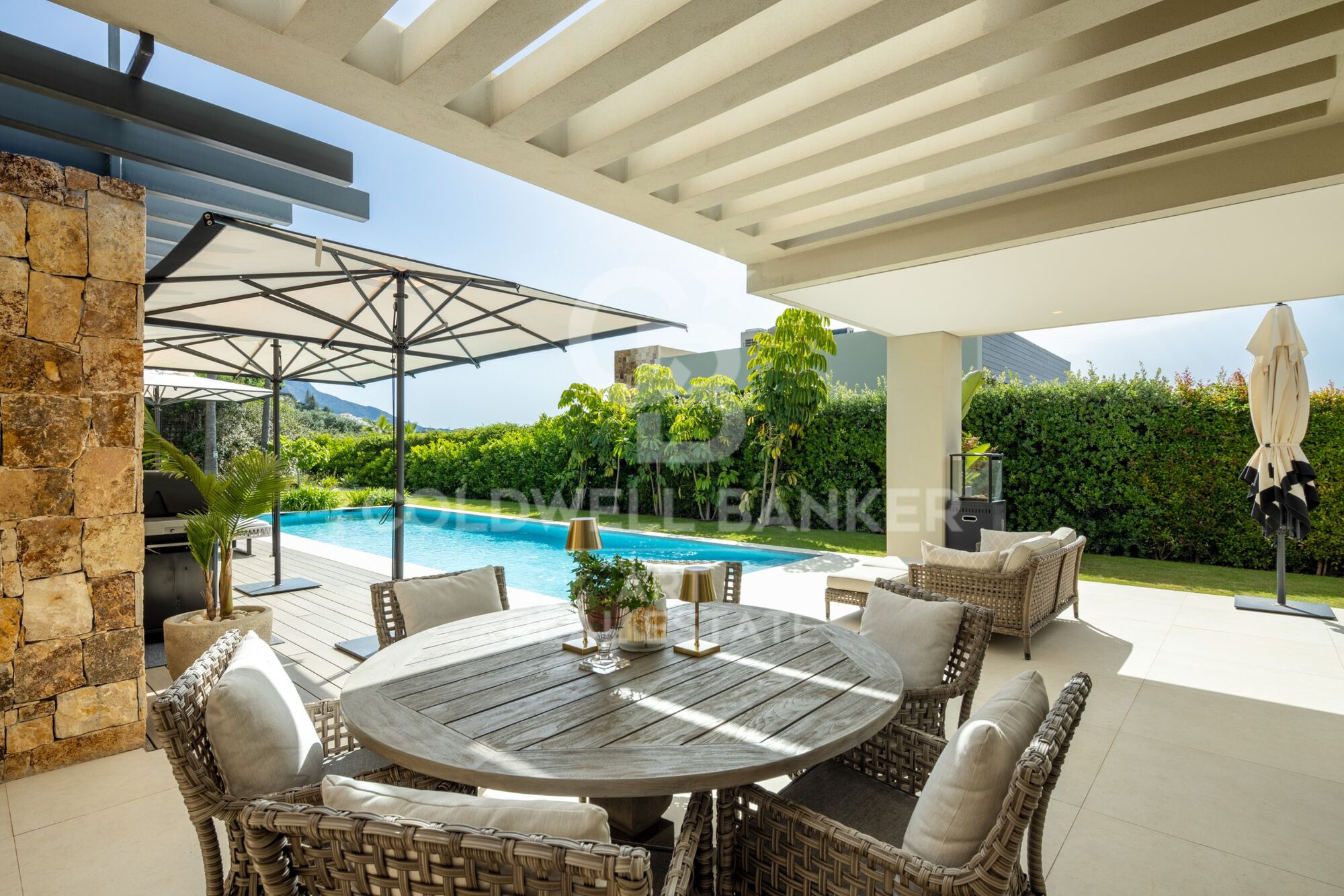 Moderne Neubauvilla in Nueva Andalucía mit Meerblick
